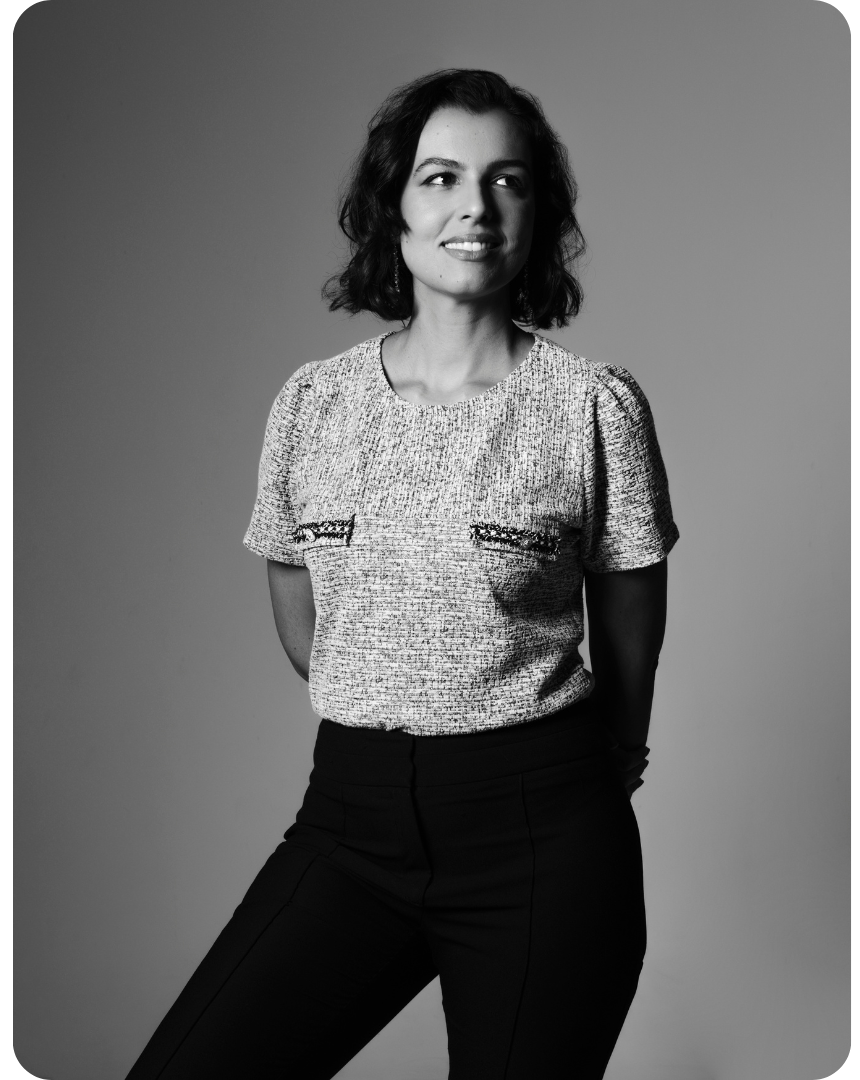 Dra. Bruna Lima sorrindo, em foto preto e branco, transmitindo profissionalismo e confiança