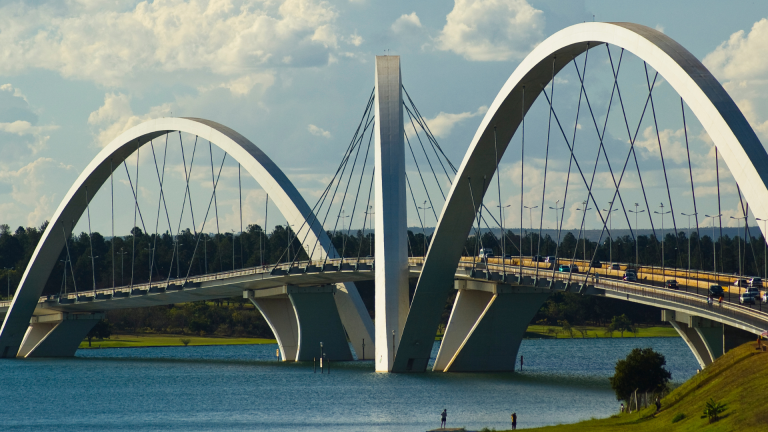 "Ponte JK em Brasília, cartão postal da cidade, vista sobre o Lago Paranoá em um dia ensolarado